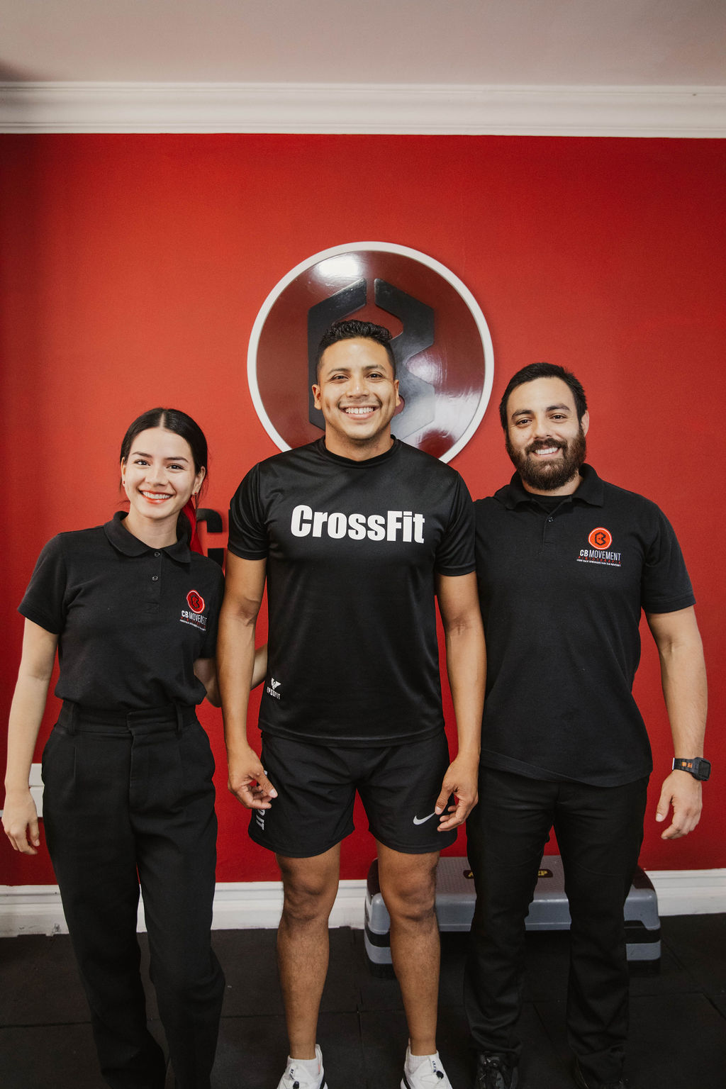 Fisioterapeutas y paciente Dos fisioterapeutas de CB Movement posando junto a un paciente