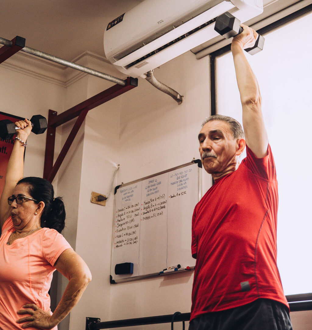 60s fitness club una pareja en sus sesentas ejercitándose