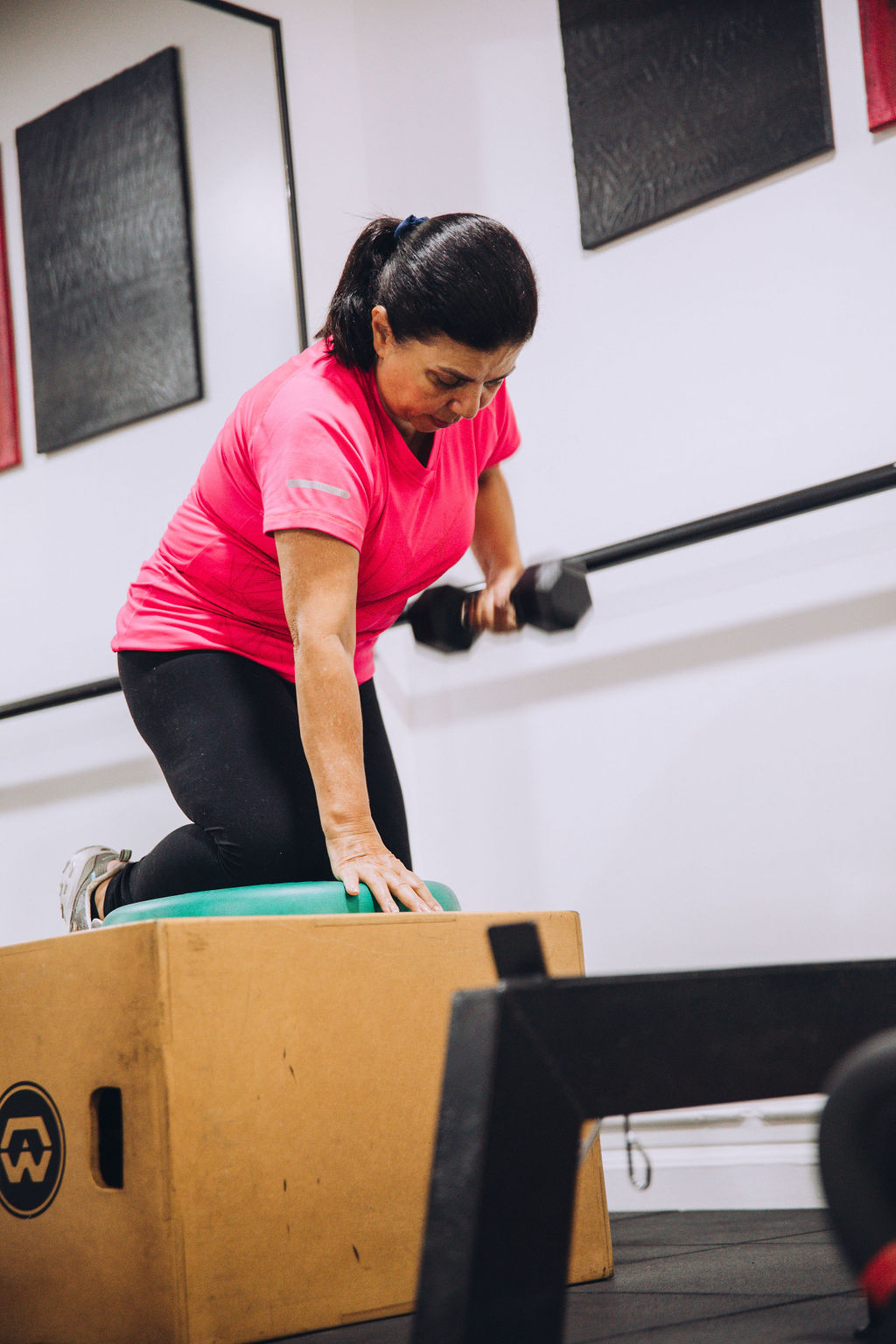 Paciente 60s fitness club Mujer de 60 años ejercitándose con control